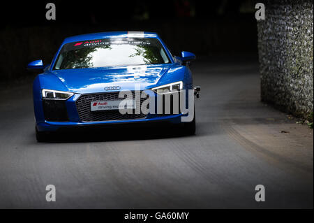 Ein Audi R8 V10 Plus fährt vorbei der Feuerstein Wand während der Super Auto laufen auf dem Goodwood Festival of Speed 2016 Stockfoto