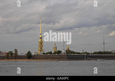 Turmspitzen der Sts Peter and Paul Cathedral erhebt sich über Sts Peter und Paul Fortress, St Petersburg, Russland. Stockfoto