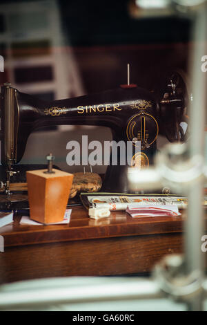 Singer-Nähmaschine hinter dem Glas-Atelier Stockfoto