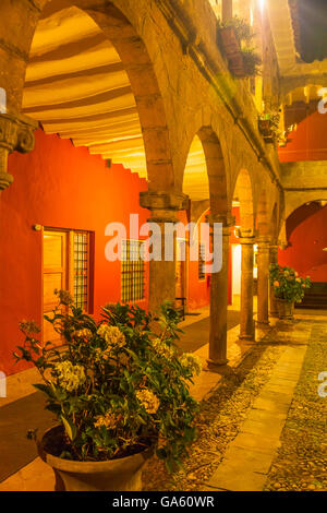 Nacht-Bild von den Spalten und den Hof des Picoaga Hauses in Cusco; jetzt ein großes hotel Stockfoto