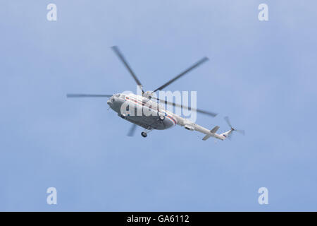 Anapa, Russland - 10. März 2016: Russische Hubschrauber Mi-8 MTV-1 im Flug, in den Farben der russischen Katastrophenschutzministeriums Stockfoto