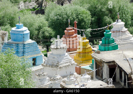 Stupas oder Chörten, Gästehaus, in der Nähe von Leh, Ladakh, Jammu und Kaschmir, Indien Stockfoto