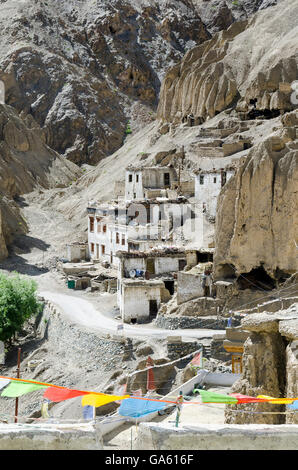 Häuser auf Hügel im Dorf, Gästehaus, in der Nähe von Leh, Leh, Srinagar Straße, Ladakh, Jammu und Kaschmir, Indien Stockfoto