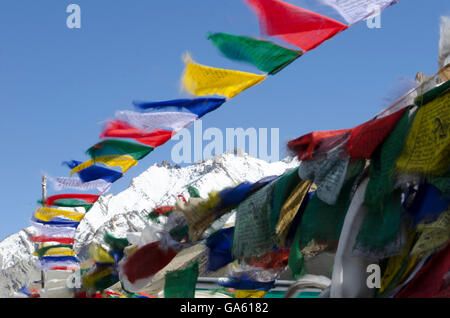 Berge und Gebetsfahnen, Himalaya, Namikala übergeben, in der Nähe von Lamayuru, Leh, Srinagar Straße, Ladakh, Jammu und Kaschmir, Indien Stockfoto
