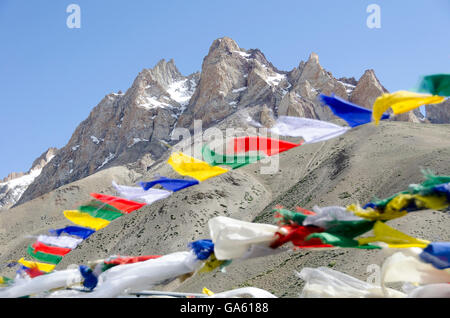 Dürren Berge und Gebetsfahnen, Himalaya, Namikala übergeben, in der Nähe von Lamayuru, Leh, Srinagar Straße, Ladakh, Jammu und Kaschmir, Indien Stockfoto
