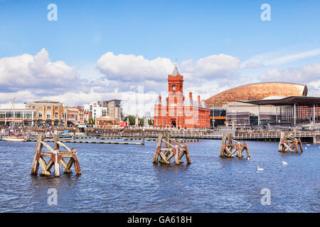 27. Juni 2016: Cardiff, Wales - Cardiff Bay mit der Uferpromenade, der Senedd, das Wales Millennium Centre, das Pierhead Gebäude Stockfoto