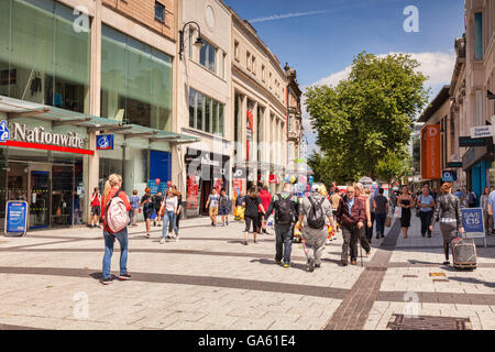 Cardiff, Wales: 27. Juni 2016 - Shopper in der Queen Street. Stockfoto