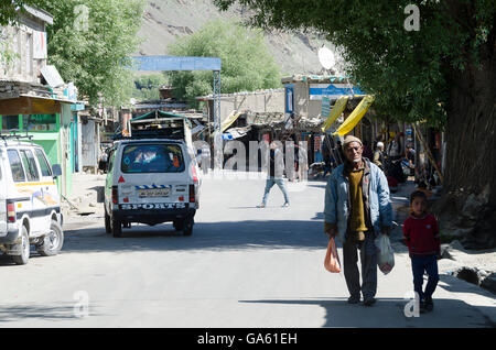 Straßenszene mit Geschäften, Kargil, Leh, Srinagar Straße, Ladakh, Jammu und Kaschmir, Indien Stockfoto