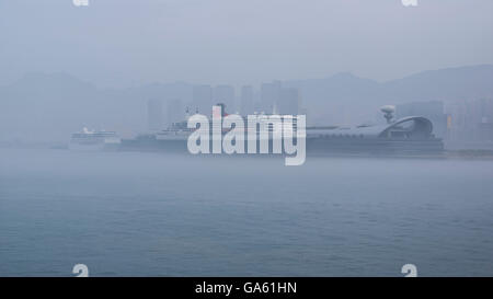 Cunard Cuise Schiff Queen Mary 2 im dichten Nebel bei der Hong Kong Kai Tak Cruise Terminal festmachen. Stockfoto