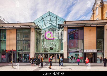 27. Juni 2016: Cardfiff, Wales, UK - Shopper am Eingang zum Queens Arcade, Queen Street, Cardiff, Wales. Stockfoto