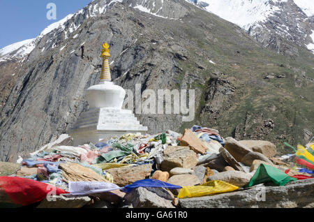 Stupa, oder Chorten und Gebetsfahnen, Suru Tal, Ladakh, Jammu und Kaschmir, Indien Stockfoto