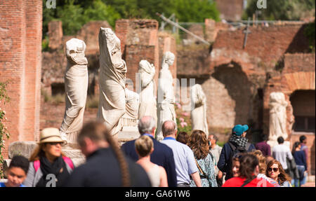 Touristen gehen vorbei an Statuen der Vestalinnen in Roms Palatin. Stockfoto