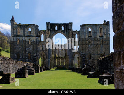 Rievaulx Abbey, in der Nähe von Helmsley, North Yorkshire, aus den Ruinen des Kirchenschiffs Stockfoto