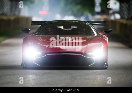 Ein Aston Martin Vulcan treibt den Hügel hinauf in die Super Auto laufen auf dem Goodwood Festival of Speed 2016 Stockfoto