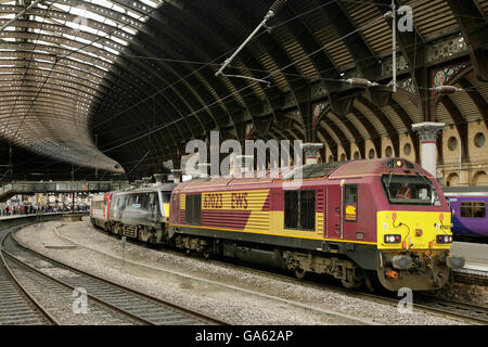 EWS-Klasse 67 Lok 67023 am Bahnhof York, UK mit Class 91 Lok hinter 91110 'Schlacht of Britain Memorial Flight". Stockfoto