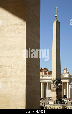 Der ägyptische Obelisk von Caligula, Piazza San Pietro, Vatican Stadt, Rom, Italien. Stockfoto