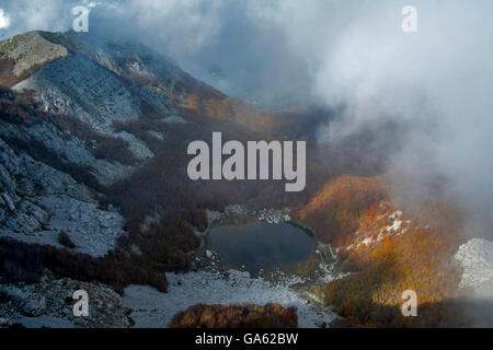 Winter-Szene am Crater Lake Vulkan, Lovcen Nationalpark, Montenegro Stockfoto