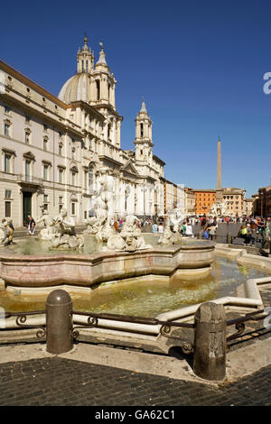 Piazza Navona, Rom, Italien mit dem 17. Jahrhundert barocke Chiesa di Sant'Agnese in Agone hinter. Stockfoto