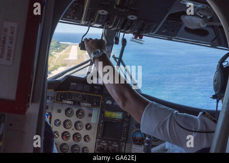 Cockpit-Ansicht einer Twin Otter-Ebene von AirCalin vor der Landung am Flughafen Futuna Stockfoto