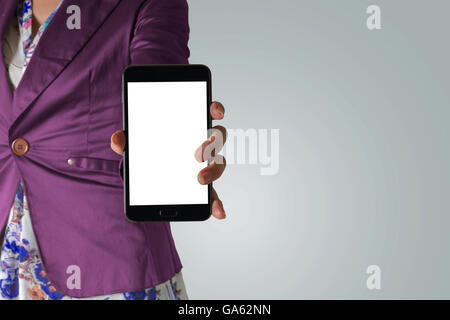 Leerer Bildschirm Handy mit Hand Frau, gekleidet in Violet Jacke Stockfoto