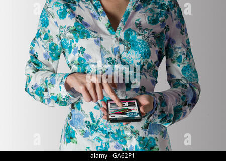 Frau mit Smartphone mit Linie Shop im Internet auf den Bildschirm. Nicht erkennbar Stockfoto