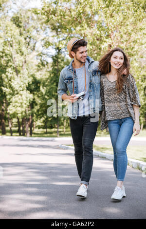 Porträt eines schönen jungen Paares zusammen im Park spazieren Stockfoto