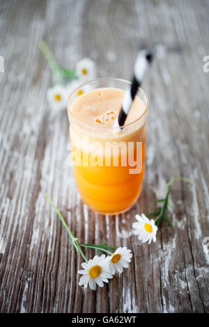 Frischer Saft mit Karotte, Apfel, Gingr und orange Stockfoto