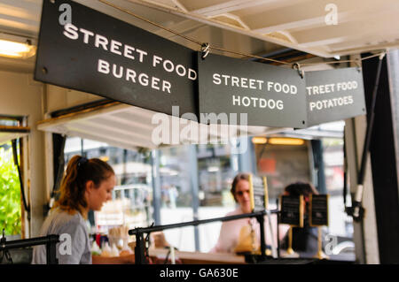 Steetfood Stand in der dänischen Hauptstadt Kopenhagen, Burger, Hotdogs und Bratkartoffeln zu verkaufen. Stockfoto