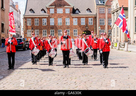 Marching Band tragen eine dänische Flagge in Kopenhagen durchführen Stockfoto