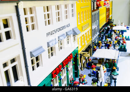 Eine dänische Straßenszene aus Legosteinen gebaut Stockfoto