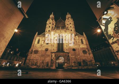 St.-Stephans Kathedrale oder Stephansdom römische katholische Erzdiözese Wien, Österreich, Europa. Cathedra in der Nacht. Dunkle Sepia Colo Stockfoto