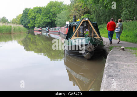 Narrowboats vor Anker in der Nähe von Anderton Schiffshebewerk auf dem Trent und Mersey Kanal, Cheshire, England. Stockfoto