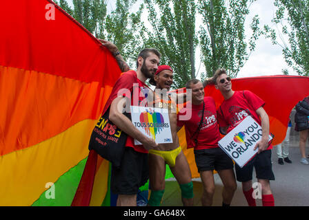 Paris, Frankreich, Gruppe Männer posiert für Fotos bei French Gay Pride, LGBT-Aktivismus, hält die Schwulenflagge „We Love YOU Orlando“ auf der Straße, Kampagne für homosexuelle Gleichstellung, Homophobie Symbol, Stolz-marsch, lgbt-Protest Stockfoto