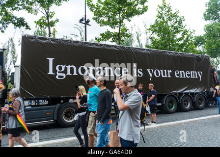 Paris, Frankreich, French Gay Pride, LGBT-Aktivismus, Act up-Paris französischer LKW mit AIDS-Slogan, on Street 'Ignorance is your Feind' Hilfsmittel Poster, Homosexuellen Problem, Epidemie und Pest frankreich Stockfoto