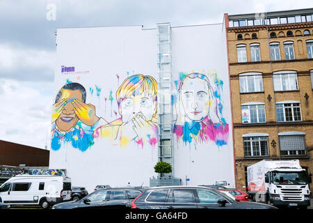 Moderne Straßenkunst Wandbild mit Barack Obama, Angela Merkel und Vladimir Putin gemalt auf Gebäude in Kreuzberg Berlin Deutschland Stockfoto