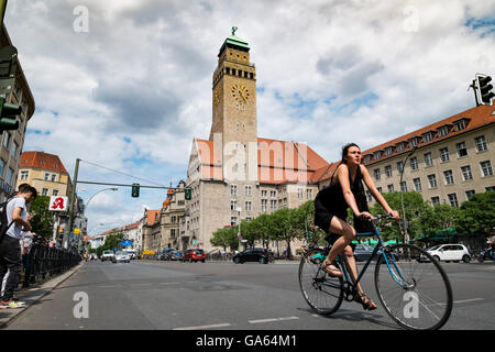 Blick entlang der Karl-Marx-Straße in Richtung Rathaus oder Rathaus im Bezirk Hermannplatz in Berlin-Deutschland Stockfoto