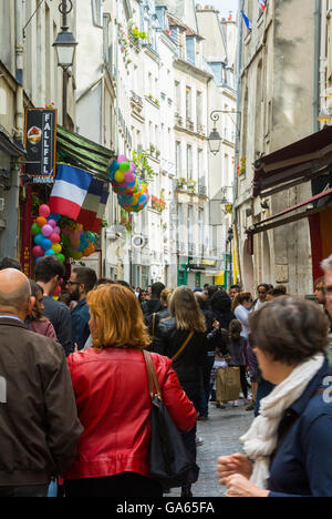 Paris, Frankreich, Menschenmenge, geschäftige Straßenszenen, Menschen, die im Viertel Le Marais spazieren gehen, französische Flaggen an Gebäuden, Geschäfte, voll Stockfoto