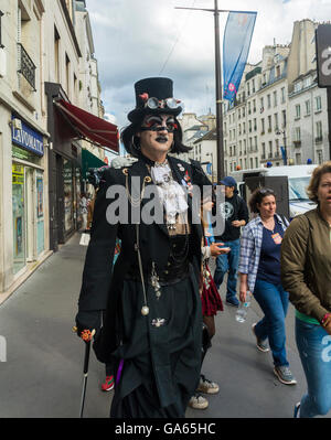 Paris, Frankreich, Pariser Straßenszenen, im Marais-viertel, Mann, gekleidet in Gothic Mode Kleidung und Make-up-außerhalb zu Fuß Stockfoto