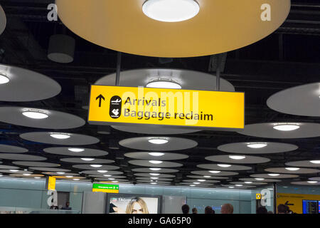 Ankunft Gepäckausgabe Schild an einem Flughafen in Großbritannien Stockfoto