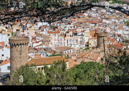 Blick von Wachtürmen und Stadt Tossa de Mar, Spanien, am 24. Mai 2016, der Hügel der mittelalterlichen Zitadelle Stockfoto