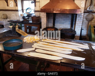 Süßigkeiten auf traditionelle Weise in einer Küche im Beamish Museum in der Nähe von Durham, England. Stockfoto