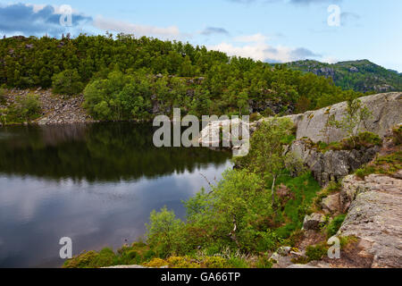 Blick vom Wanderweg zum Preikestolen (Preikestolen) in Norwegen. Stockfoto