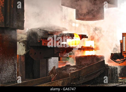 automatische Prozess der Mahlkugeln Runde Billet Heissprägung Stockfoto