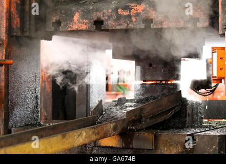 automatische Prozess der Mahlkugeln Runde Billet Heissprägung Stockfoto