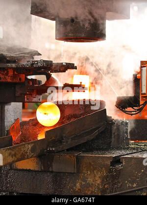 automatische Prozess der Mahlkugeln Runde Billet Heissprägung Stockfoto