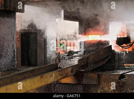 automatische Prozess der Mahlkugeln Runde Billet Heissprägung Stockfoto