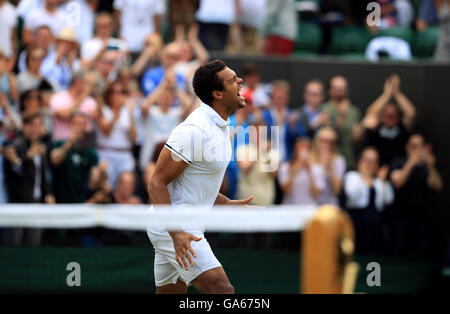 Jo-Wilfried Tsonga feiert Sieg gegen John Isner am Tag sieben der Wimbledon Championships bei den All England Lawn Tennis and Croquet Club, Wimbledon. Stockfoto