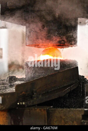 automatische Prozess der Mahlkugeln Runde Billet Heissprägung Stockfoto