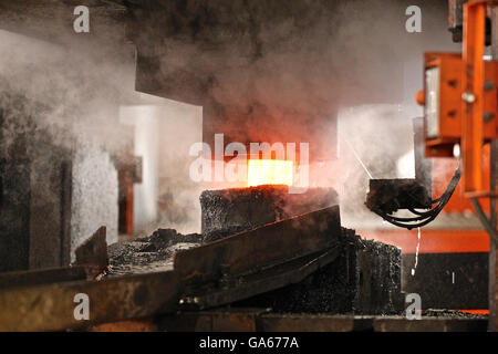 automatische Prozess der Mahlkugeln Runde Billet Heissprägung Stockfoto