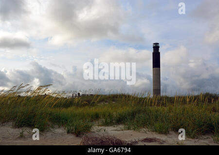 Gewitterwolken Rollen in am Oak Island Leuchtturm in North Carolina an der Mündung des Cape Fear River. Stockfoto